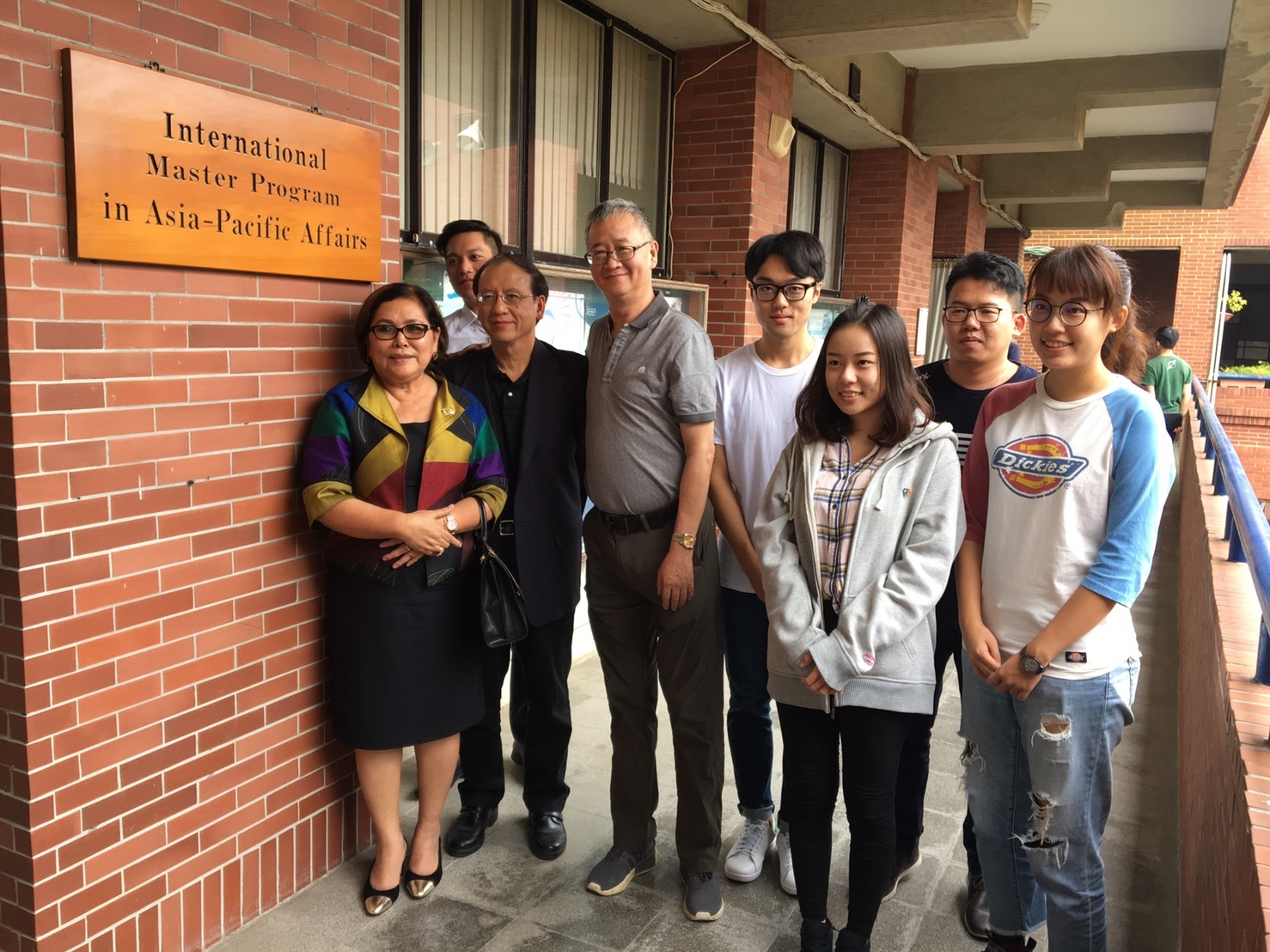 Prof. Teh-Chang Lin, Gloria Jumamil-Mercado and Students